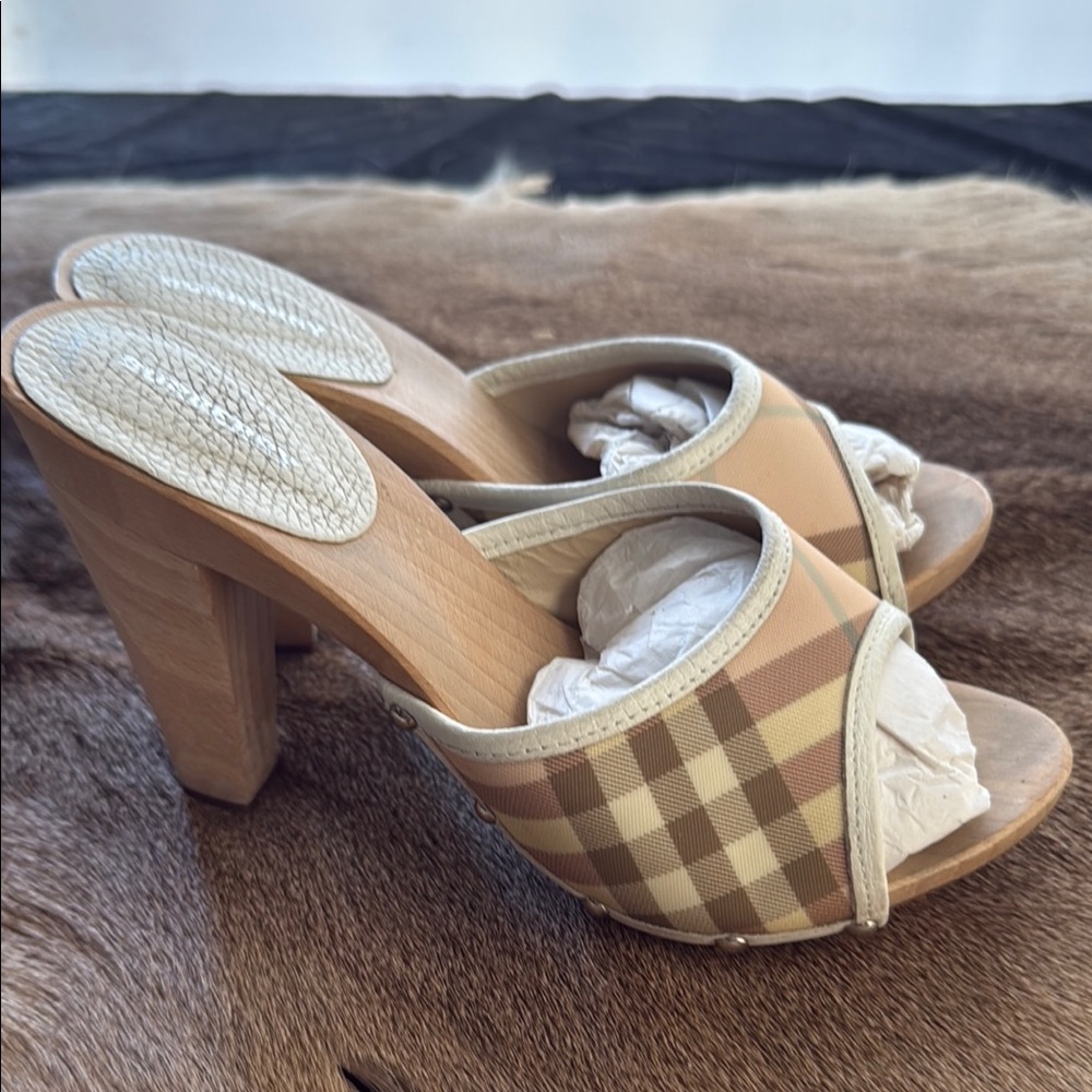 Burberry  Nova Cream and Tan Mules with Elegant Design - Picture 4 of 10